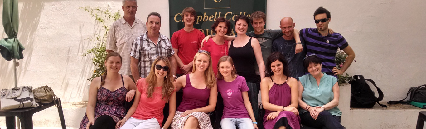 Candidatos y formadores del CELTA delante de Campbell College