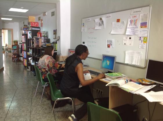 Zona de estudio del centro, con ordenadores y la biblioteca de enseñanza